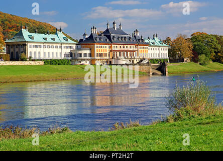 Il castello di Pillnitz sulle rive del fiume Elba, Pillnitz, nel quartiere di Dresda, Elba, in Sassonia, Germania Foto Stock