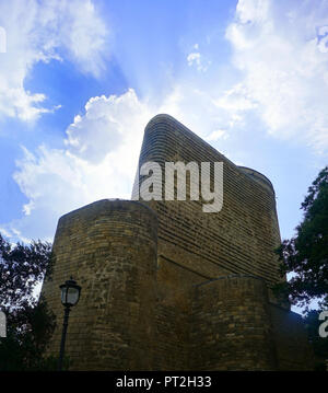 Baku Maiden Tower Vista posteriore a mezzogiorno con tempo nuvoloso incredibile cielo blu sullo sfondo Foto Stock