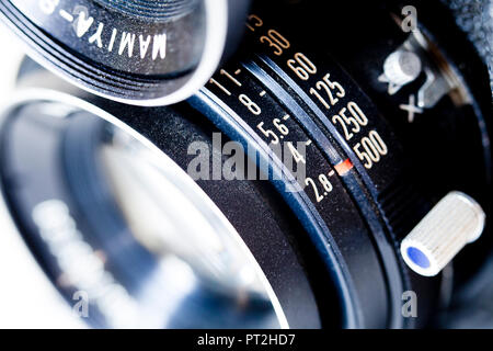 Vintage Mamiya C220 Professional twin reflex fotocamera (TLR Fotocamera), in prossimità della fermata f e la velocità dello shutter dial, circa settanta Foto Stock