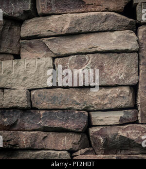 Il vecchio muro di pietra fatta di grandi folle pietre colorate in una pila da Sheffield Foto Stock