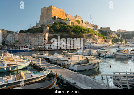 Il porto e la cittadella di Bonifacio, Corse du Sud, Corsica, Francia Foto Stock