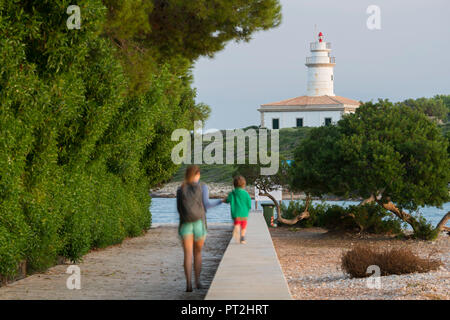 Giovane Donna con bambino, parete lontano d'Alcanada, Badia d'Alcudia Maiorca, isole Baleari, Spagna Foto Stock