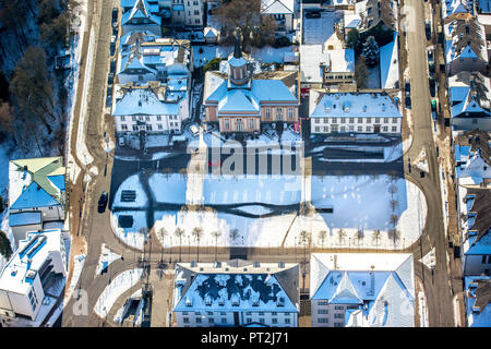 Vista sulla città vecchia di Arnsberg nella neve con Neumarkt e chiesa di ascensione, inverno, Arnsberg, Sauerland, Nord Reno-Westfalia, Germania Foto Stock