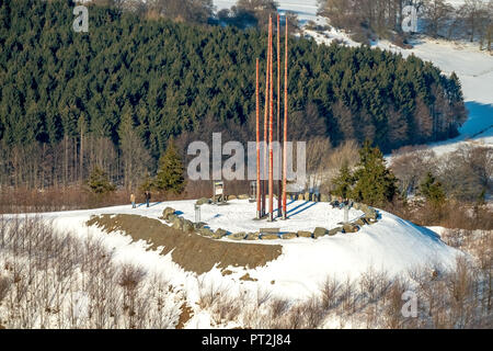 Quarry Bilstein con punto di riferimento, Cava Westdeutsche Graywacke-Union GmbH e landmark, Brilon, Sauerland Foto Stock