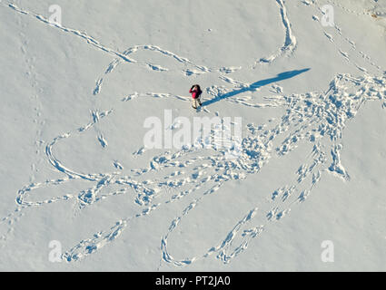 Orme nella neve sul plateau, cuore, a forma di cuore, Bergpark Wilhelmshöhe, Kassel, Hesse, Germania Foto Stock