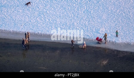 Sandbank con ghiaccio sulla riva meridionale del lago, in inverno, bassa marea su Möhnesee, Sauerland Foto Stock