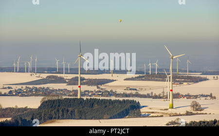 Fattoria eolica, le turbine eoliche sulla Haarstrang, Rüthen, Sauerland, Nord Reno-Westfalia, Germania Foto Stock