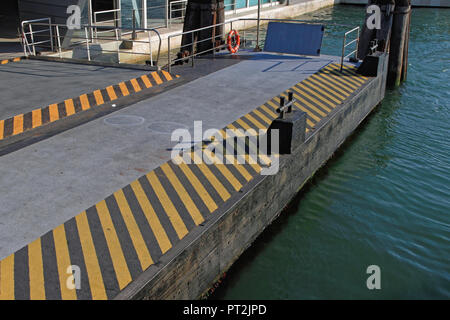Pontone galleggiante pontile per attracco imbarcazioni di grandi dimensioni Foto Stock