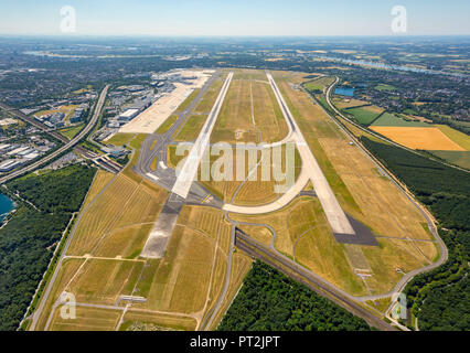 Aeroporto di Dusseldorf, panoramica, pista Dusseldorf, piste 23L e 23R, Dusseldorf, Renania, Renania settentrionale-Vestfalia, Germania Foto Stock