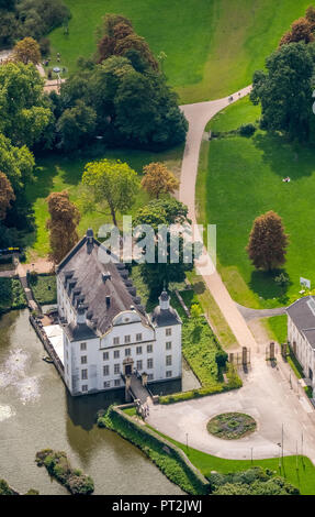 Il castello di Borbeck, barocco moated castle, edificio principale e di un elemento allungato di fattoria, timpano curvilineo, il parco del castello è stato progettato come un inglese un giardino paesaggistico, castello di Borbeck park, Teatro Extra eV, Essen, la zona della Ruhr, Nord Reno-Westfalia, Germania Foto Stock