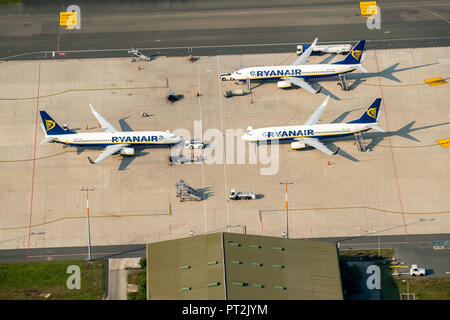 Dall'Aeroporto di Niederrhein, Ryan aeroporto, Weeze aeroporto, Dusseldorf Airport (Weeze), Ryan Air aereo grembiule, Ryan Air aeroplani, parcheggio, terminale, su aeromobili il grembiule, Weeze, Basso Reno, Nord Reno-Westfalia, Germania Foto Stock