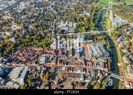 Lünen-Mitte, downtown Lünen con municipio grattacielo e la piazza del mercato, il mercato settimanale, fiume Lippe, Lippe shore, Bergkamen, zona della Ruhr, Nord Reno-Westfalia, Germania Foto Stock