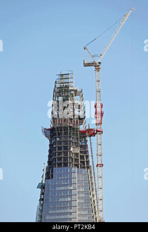 Grattacielo alto con gru durante Constructon finale a Londra Foto Stock