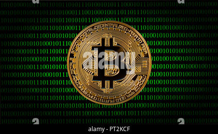 Immagine simbolica di valuta digitale, golden moneta fisica Bitcoin nella parte anteriore del digitale codice binario Foto Stock