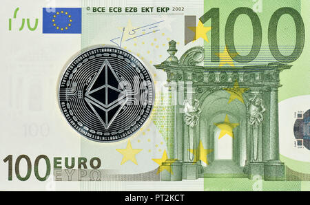 Immagine simbolica di valuta digitale, argento fisico coin Ethereum su 100 di banconote in euro Foto Stock