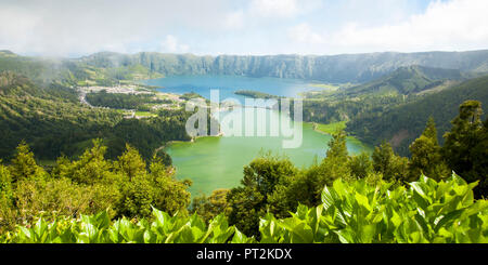 Il cratere vulcanico con twin lakes Sete Cidades, vista dal Miradouro Vista do Rei Foto Stock