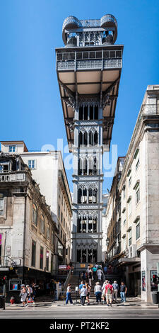 Elevador de Santa Justa in strada canyon, Lisbona centro Foto Stock