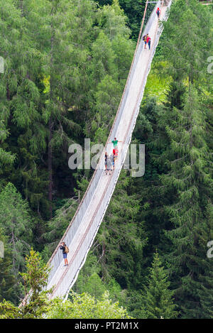 La Svizzera, nel cantone del Vallese, Goms, distretto di Goms, Bellwald, ponte di sospensione, Goms Bridge, le persone camminare su un ponte Foto Stock