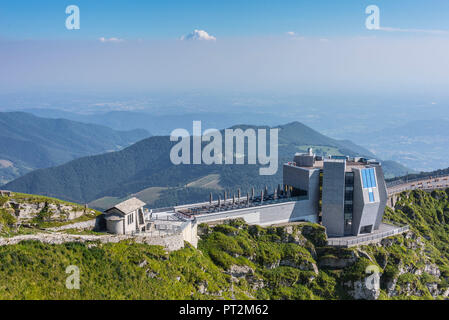 Fiore di pietra ristorante di montagna sul Monte Generoso o Calvagione dall architetto Ticinese Mario Botta, il lago di Lugano Lugano, Alpi, Ticino, Svizzera Foto Stock