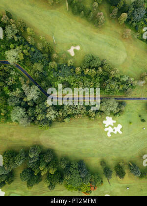 Indonesia, Bali, vista aerea del campo da golf con bunker e verde Foto Stock