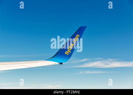 KIEV, UCRAINA - 12 luglio 2018: Ukraine International Airlines Boeing 767 ala aeromobili battenti in alta quota contro il cielo blu. Foto Stock