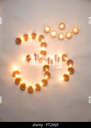 Ancora la vita del Diwali lampade IN FORMA DI AUM/OM Foto Stock