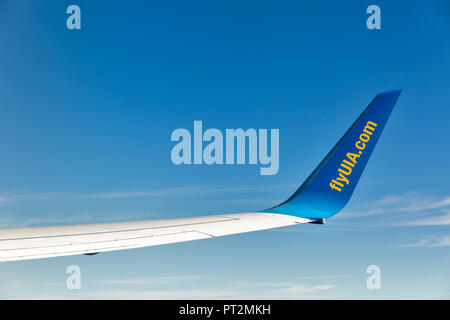KIEV, UCRAINA - 12 luglio 2018: Ukraine International Airlines Boeing 767 ala aeromobili battenti in alta quota contro il cielo blu. Foto Stock