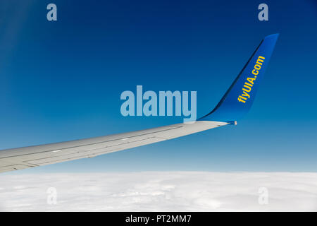 KIEV, UCRAINA - 12 luglio 2018: Ukraine International Airlines Boeing 767 ala aeromobili battenti in alta quota contro il cielo blu. Foto Stock