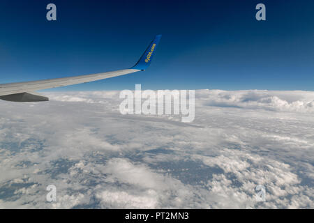 KIEV, UCRAINA - 12 luglio 2018: Ukraine International Airlines Boeing 767 ala aeromobili battenti in alta quota contro il cielo blu. Foto Stock