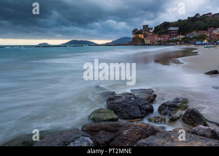 Spiaggia di San Terenzo, Comune di Lerici e La Spezia Provincia, Liguria, Italia, Europa Foto Stock