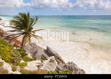 Il mare dei Caraibi da Tulum e la scogliera, Tulum sito archeologico, comune di Tulum, Quintana Roo, Messico Foto Stock