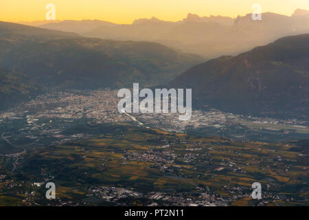 Sunrise su Bolzano città vista dal Monte Penegal, Bolzano, Provincia di Bolzano, Alto Adige, Italia, Europa Foto Stock