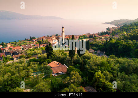 Vista in elevazione di Gargnano, un piccolo villaggio sul lago di Garda costa, distretto di Brescia, Lombardia, Italia Foto Stock