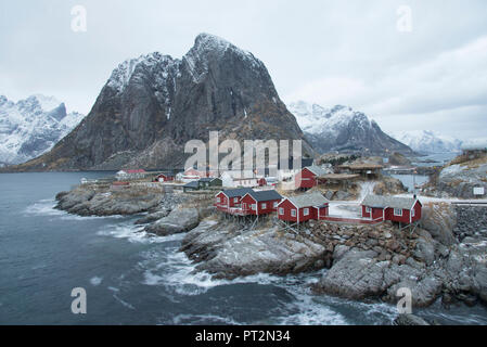 Rorbuer al fiordo di Reine nelle isole Lofoten in Norvegia nella stagione invernale, Foto Stock