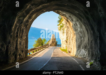 Scenic SS45 strada sul lato ovest del Lago di Garda, distretto di Brescia, Lombardia, Italia Foto Stock