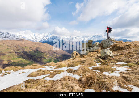 Escursionista in Valchiusella, Canavese, Provincia di Torino, Piemonte, Alpi Italiane, Italia Foto Stock