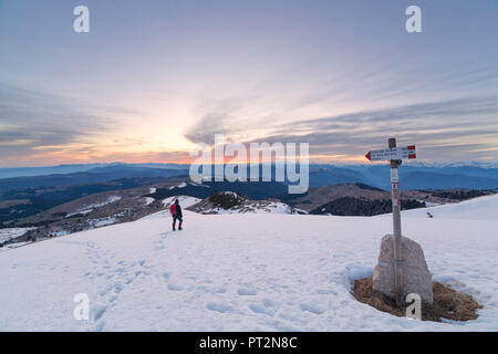 Escursionista sulla cima Grappa, Monte Grappa, Prealpi Bellunesi, Crespano del Grappa, provincia di Vicenza, Veneto, Italia, Foto Stock