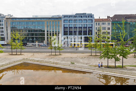 Berlino, Germania - 13 luglio 2018: visitare la gente famosa Invaliden park con parete Invaliden o Mauerbrunnen su Invaliden Street nel quartiere Mitte Città distretto. Foto Stock