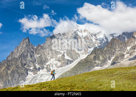 Un trekker è a piedi nella parte anteriore del Mont Blanc durante il Mont Blanc escursioni (Val Ferret, Courmayeur, provincia di Aosta, Valle d'Aosta, Italia, Europa) Foto Stock
