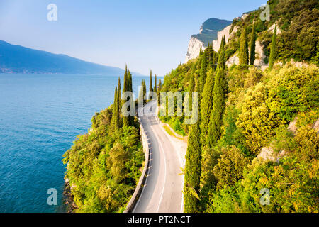 Scenic SS45 strada sul lato ovest del Lago di Garda, distretto di Brescia, Lombardia, Italia Foto Stock
