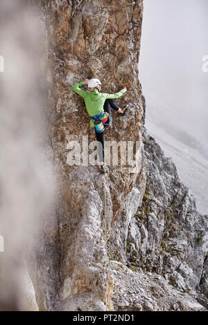 Austria, Innsbruck, Nordkette, donna di arrampicata in parete di roccia Foto Stock