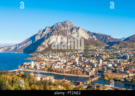 Vista in elevazione della città di Lecco con i suoi 3 ponti, Lecco, Como lago, Lombardia, Italia, Europa Foto Stock