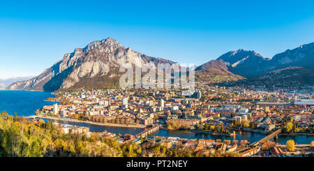 Vista in elevazione della città di Lecco con i suoi 3 ponti, Lecco, Como lago, Lombardia, Italia, Europa Foto Stock