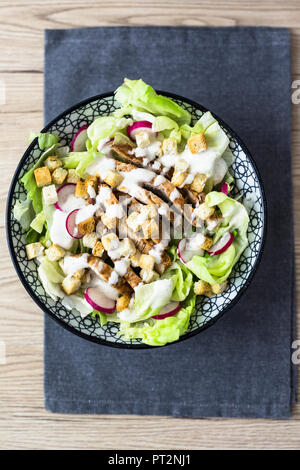 Ciotola di insalata Caesar con carne e radicchio rosso Foto Stock