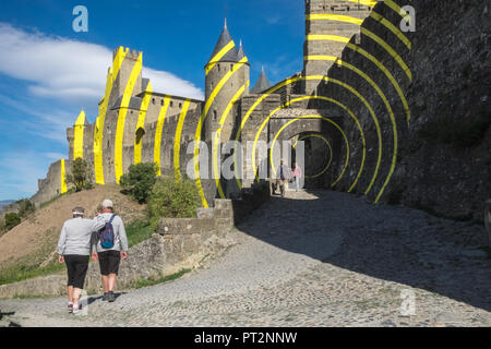 Giallo,l'arte,eccentrico cerchi concentrici,Carcassonne,Carcassone,Castle,Fort,bastioni,Aude,provincia,regione,a sud della Francia,Francia,francese,l'Europa,Unione Foto Stock