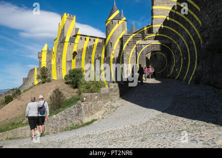 Giallo,l'arte,eccentrico cerchi concentrici,Carcassonne,Carcassone,Castle,Fort,bastioni,Aude,provincia,regione,a sud della Francia,Francia,francese,l'Europa,Unione Foto Stock