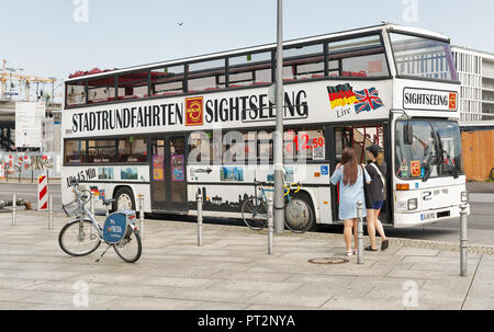 Berlino, Germania - 13 luglio 2018: turisti visitano Berlino Stadtrundfahrten autobus turistici nella parte anteriore del passeggero centrale stazione ferroviaria Hauptbahnhof Foto Stock