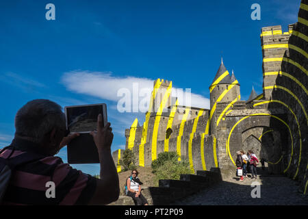 Giallo,l'arte,eccentrico cerchi concentrici,Carcassonne,Carcassone,Castle,Fort,bastioni,Aude,provincia,regione,a sud della Francia,Francia,francese,l'Europa,Unione Foto Stock