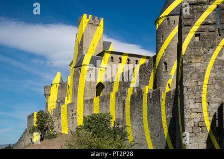 Giallo,l'arte,eccentrico cerchi concentrici,Carcassonne,Carcassone,Castle,Fort,bastioni,Aude,provincia,regione,a sud della Francia,Francia,francese,l'Europa,Unione Foto Stock