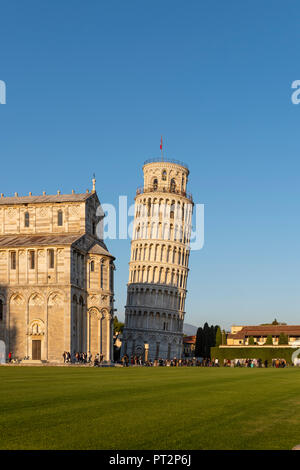 L'Italia, Toscana, Pisa, vista del Duomo di Pisa e la Torre Pendente di Pisa da Piazza dei Miracoli nella luce della sera Foto Stock